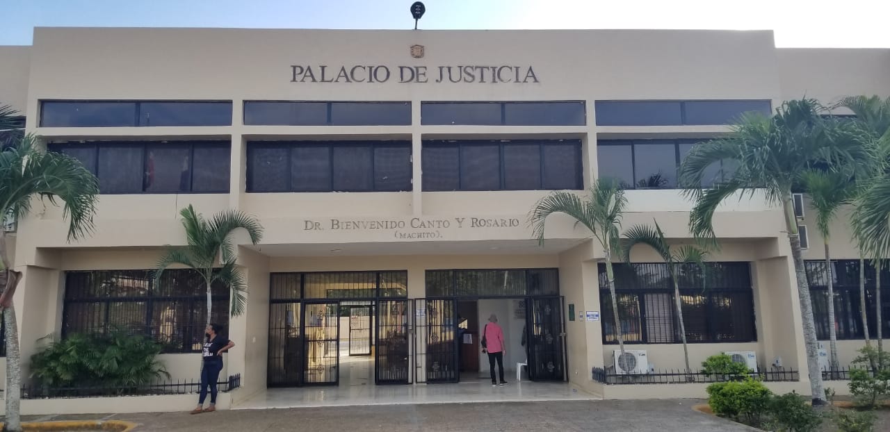 Tribunal impone tres meses de coerción a mujer acusada de ultimar joven en Hato Mayor