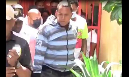 Se entregan hombres que se enfrentaron a golpes con policías en aguas residuales