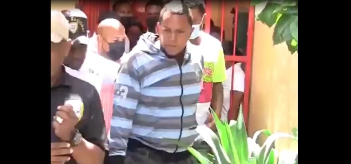 Se entregan hombres que se enfrentaron a golpes con policías en aguas residuales