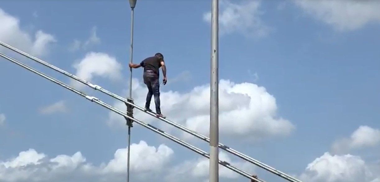 Ciudadanos convencen joven para que no se lanzara de puente en Santiago