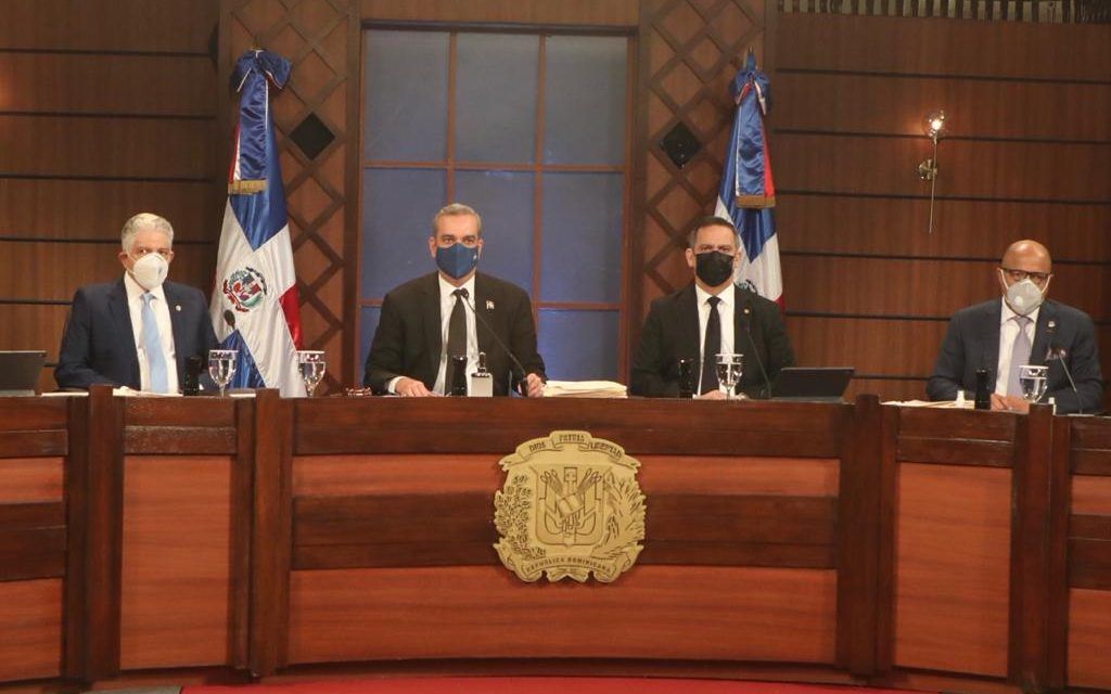 Presidente Abinader: “El que impone su criterio no es líder. El líder decide por consenso e interés nacional”