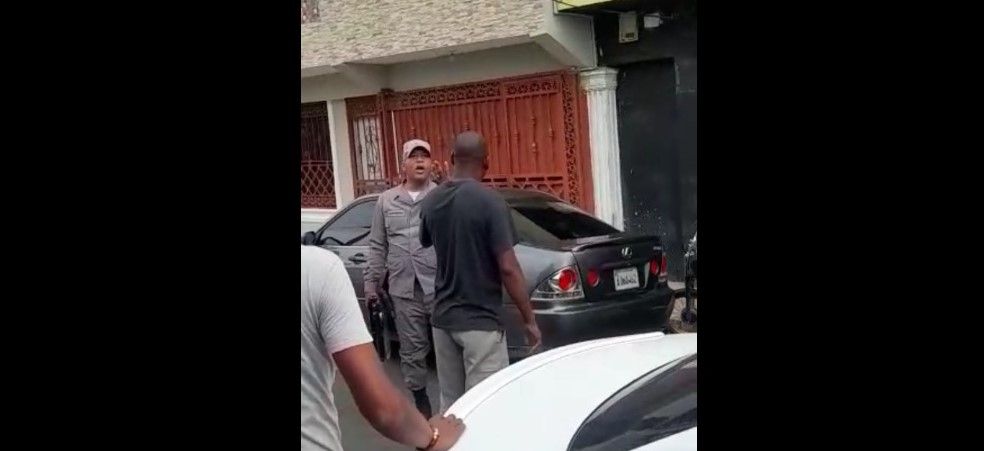 Policías arrestan jóvenes de manera arbitraria en sector La Ureña
