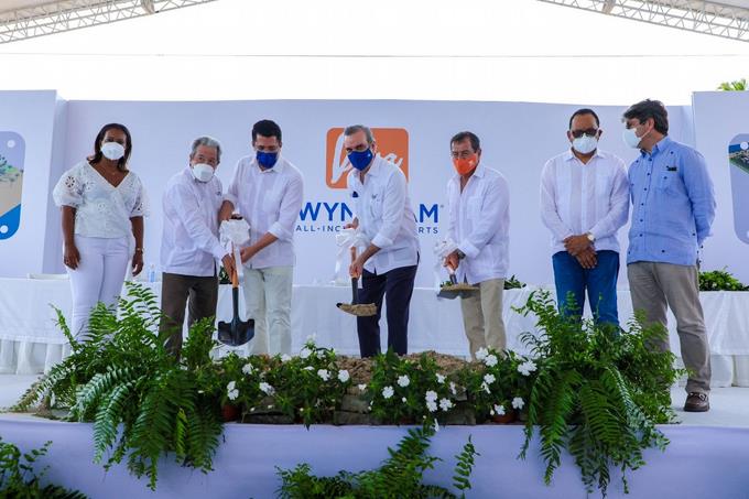 Abinader da primer palazo para construir hotel en Miches