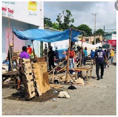 Alcalde José Montás “le marcha” a los venduteros de la calle Santomé