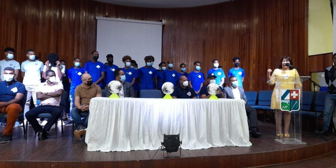 Vicealcaldesa despide equipo de futbol participará en torneo sub-18