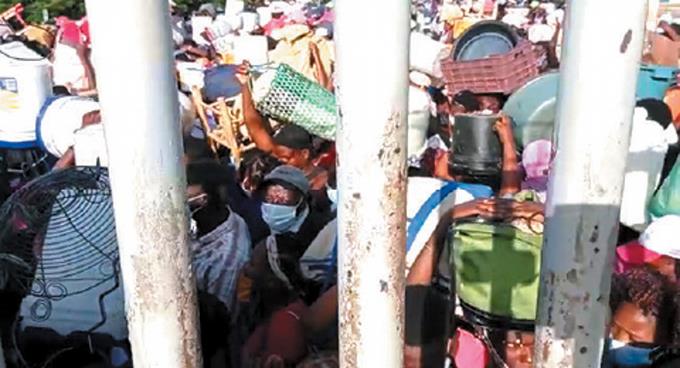 En medio de gran tumulto haitianos cruzan frontera