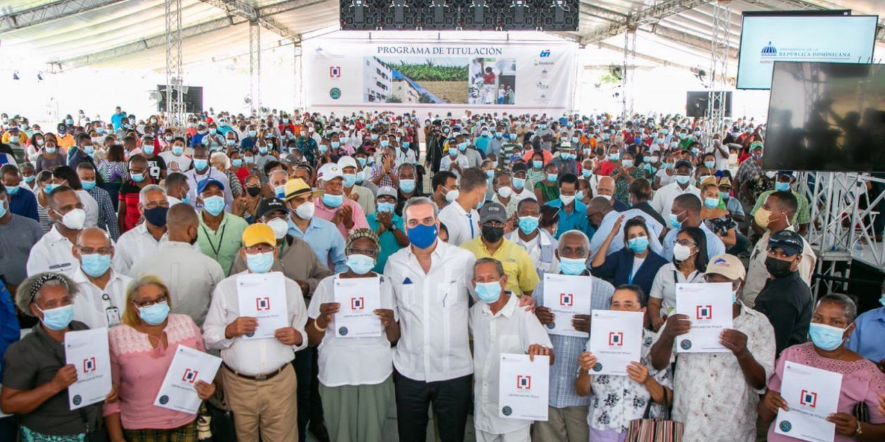 Abinader entrega tres mil títulos de propiedad en Villa Altagracia