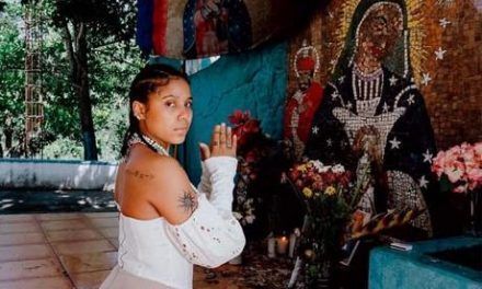 Reprenden a Tokischa por tomarse fotos de manera provocativa delante de la Virgen en Jarabacoa