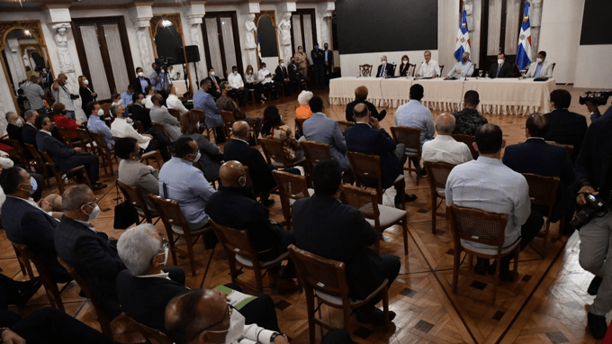 Abinader instruye ministros asistir a la población; 24 provincias en alerta