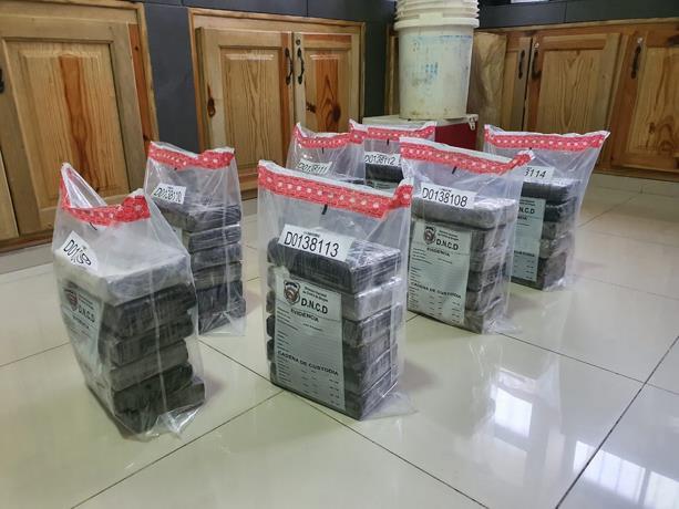 Incautan 57 paquetes de cocaína en Puerto Haina Oriental y apresan a dos hombres