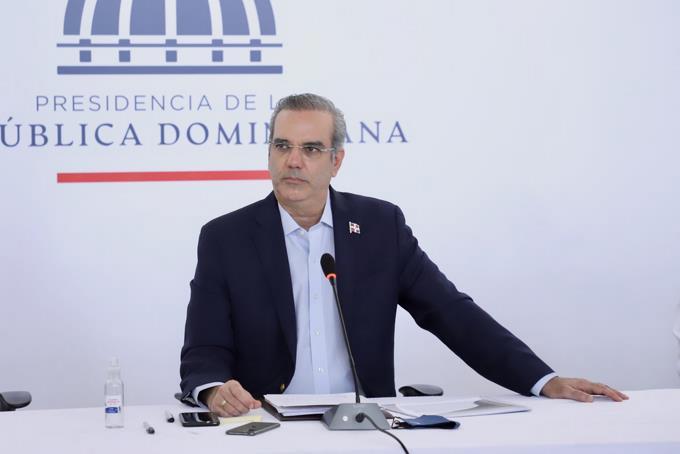 Las 16 horas de trabajo de Abinader: ministros y extensa agenda lo muestran