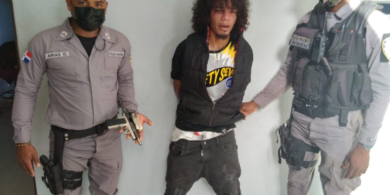 Policía Nacional apresa a un presunto delincuente en Juan Dolio