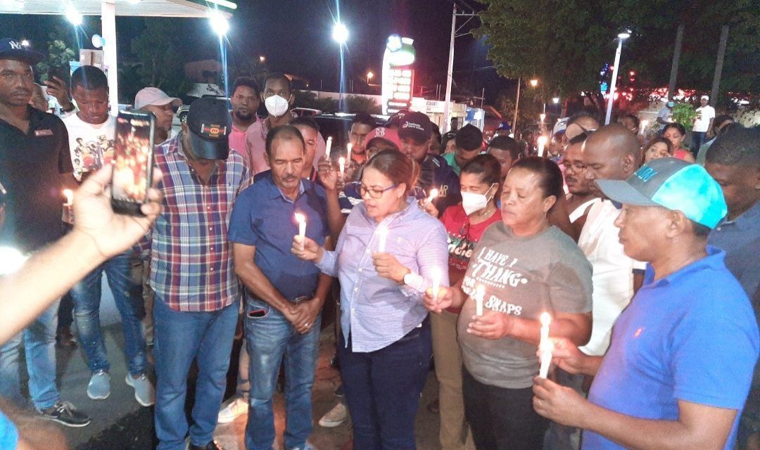 Encienden velas en calles de Las Matas de Farfán en apoyo a expelotero Juan Encarnación