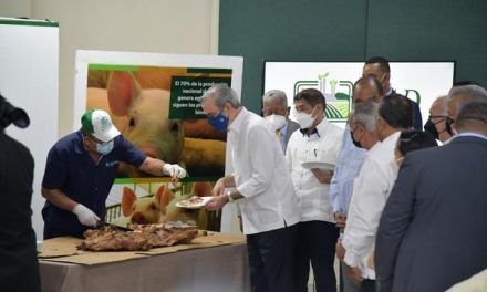 Abinader degusta carne de cerdo y llama a consumirla