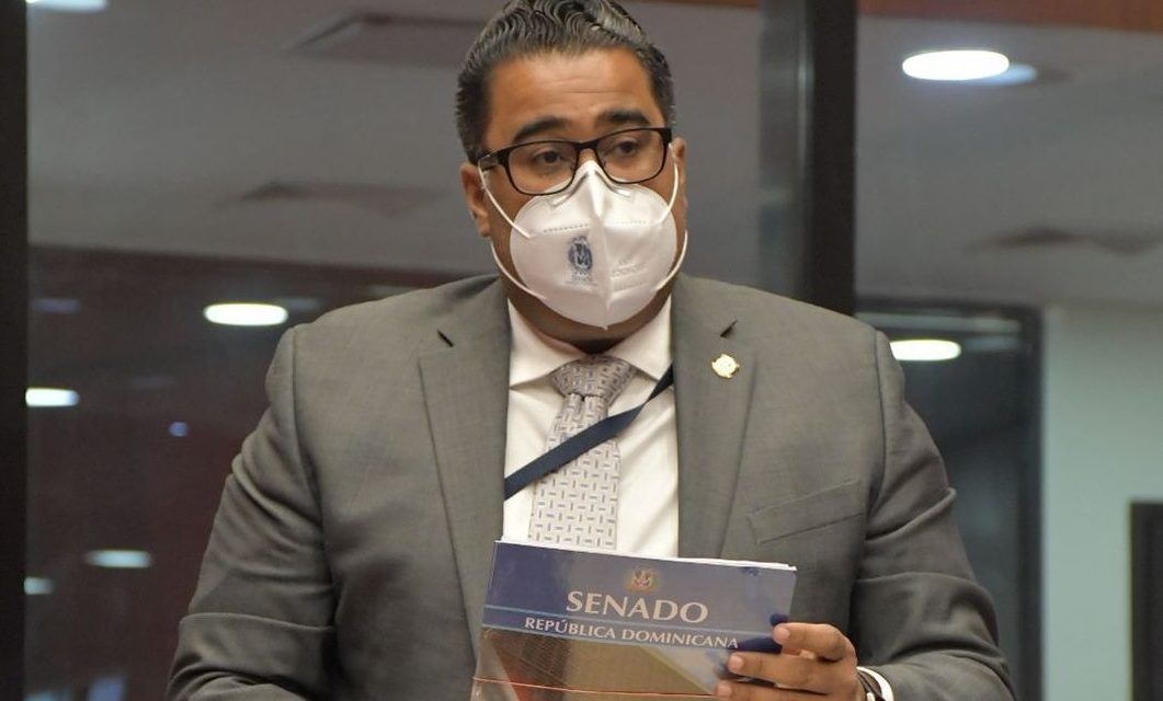 Senado aprueba ley que libera de impuestos regalos traídos al país