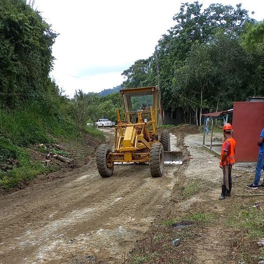 EGEHID repara carretera de Los Cacao-Calderón; Pedro Lara agradece