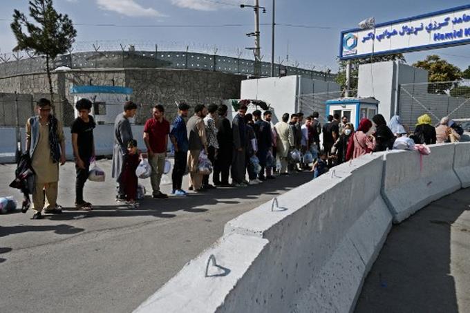 Talibanes cierran aeropuerto de Kabul