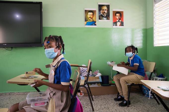 Escuelas deberán garantizar distancias de 1.5 metros entre estudiantes