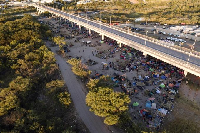 Fuerzas mexicanas rodean campamento de migrantes en frontera