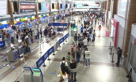 Llenado electrónico de formulario de migración irrita a pasajeros en Aeropuerto Las Américas