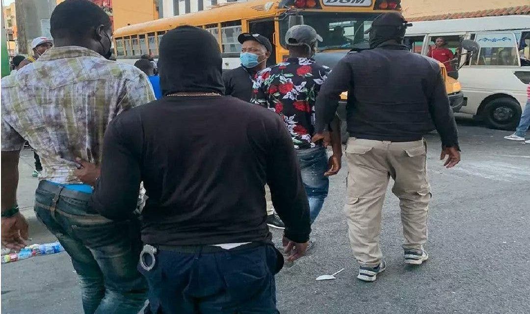 Migración apresa cientos de haitianos indocumentados durante operativos