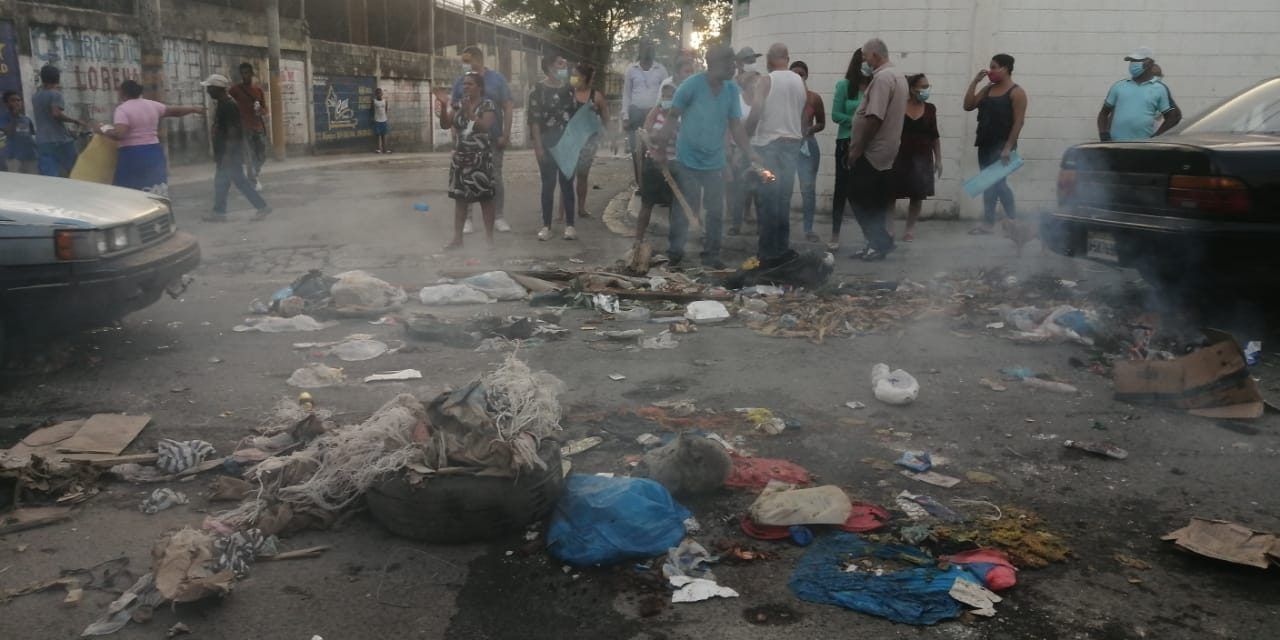 Residentes en Villa Germán protestan en reclamo Alcaldía SDN arregle calles