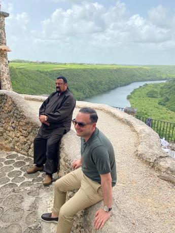 A Steven Seagal le sorprende “el fanatismo moderado” de los dominicanos