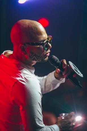 Artistas dominicanos han vuelto a bailar la danza de los millones por contratos