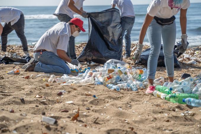 Asociación de la industria de plástico busca prevenir que los desechos lleguen a las playas