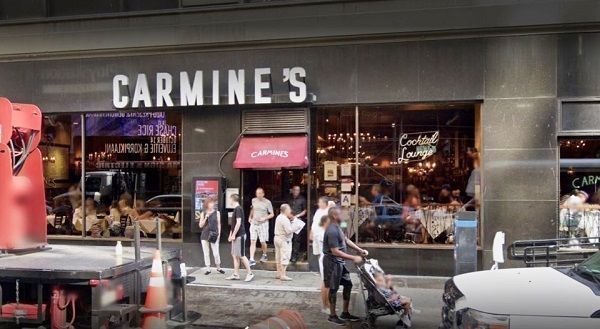 Turistas mujeres de Texas golpearon a mesera de Carmine’s que les pidió prueba de vacuna siguiendo ley de Nueva York