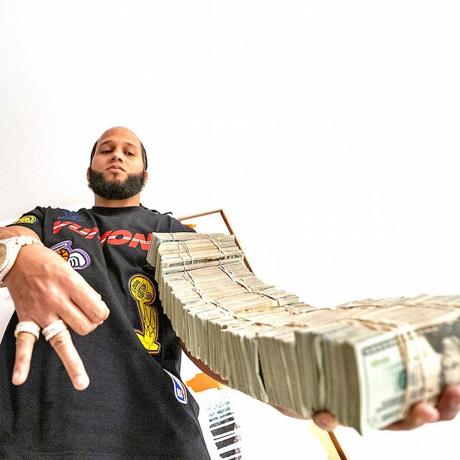El fronteo de dinero, joyas y automóviles es parte del sueño de urbanos dominicanos