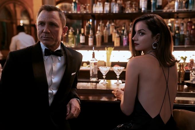 Poniendo fin a la espera, James Bond llega a la gran pantalla para salvar al cine