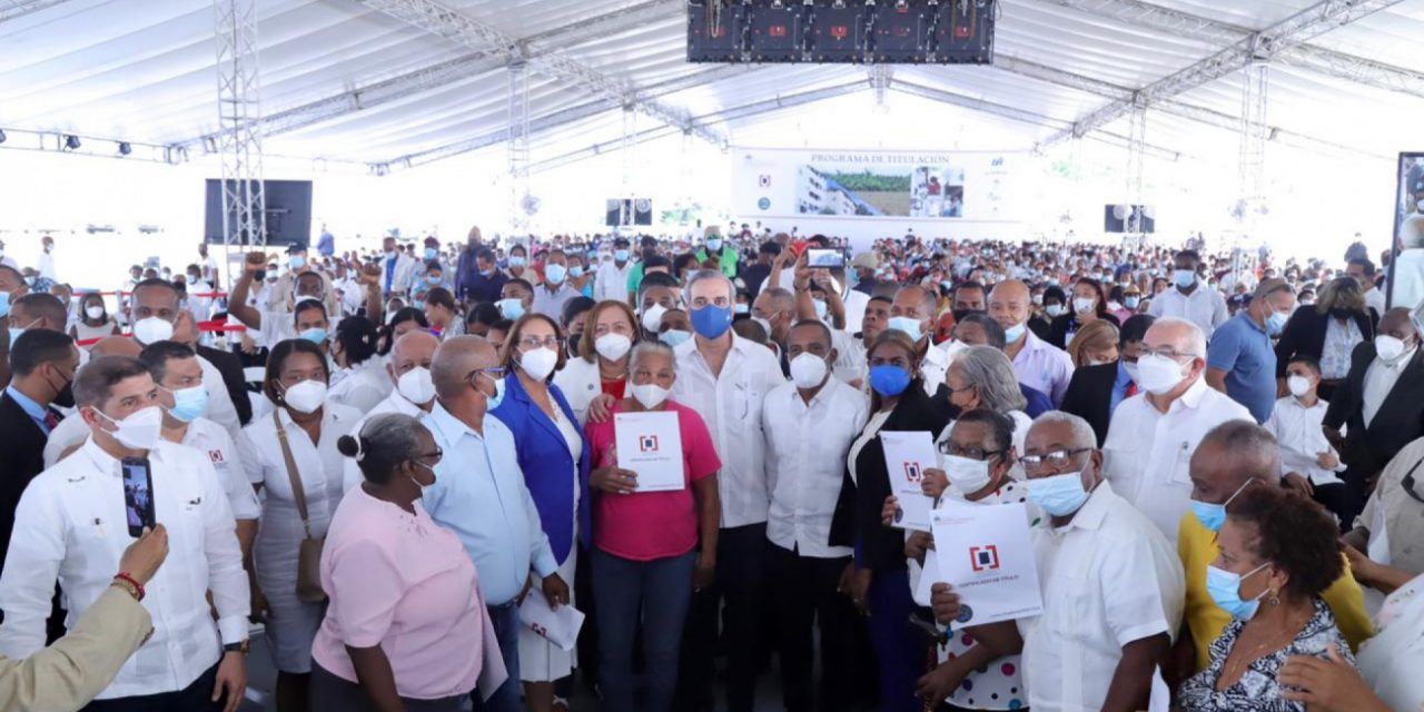 Abinader entrega 985 títulos de propiedad a familias de Nigua