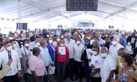 Abinader entrega 985 títulos de propiedad a familias de Nigua