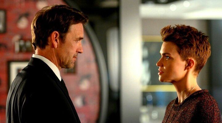 ‘Batwoman’: Warner Bros. niega de nuevo a Ruby Rose para salir en defensa de Dougray Scott