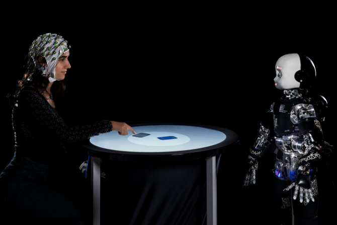 Razonar mirando a los ojos de un robot