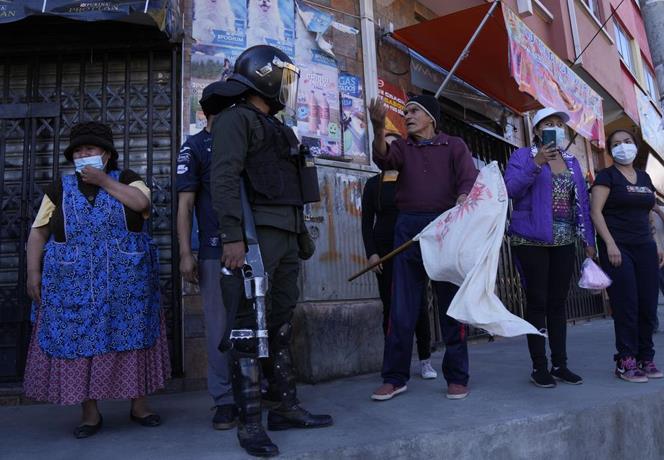 Indígenas marchan 37 días en defensa de su tierra
