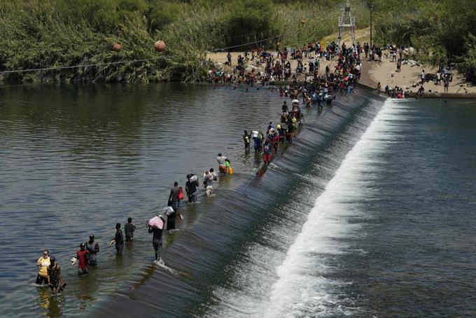 Reglas nuevas de Biden limitarían deportaciones de migrantes