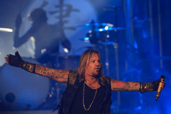 Vince Neil sufre caída desde escenario y es llevado de emergencia a un hospital