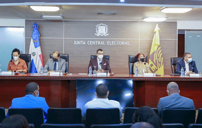 Partidos respaldan a la JCE en regular la precampaña