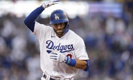 Dodgers sobreviven ante Bravos con tres jonrones de Taylor