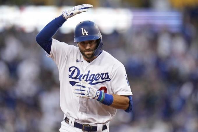 Dodgers sobreviven ante Bravos con tres jonrones de Taylor