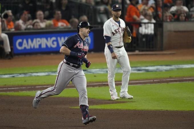 Bravos vencen a Astros en apertura de la Serie Mundial