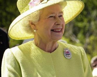 La reina Isabel II está «en muy buena forma», dice Boris Johnson