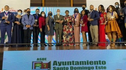 Ayuntamiento reconoce a jóvenes destacados de Santo Domingo Este