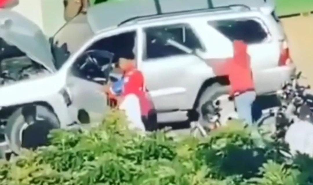 Motoristas destruyen jeepeta tras conductor presuntamente atropellar a un compañero
