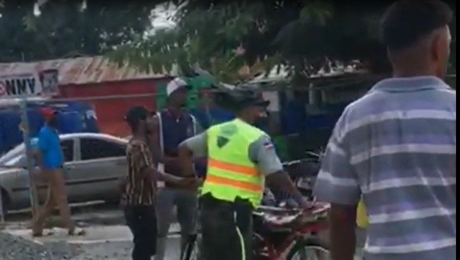 Multitud arrebata motocicleta a agentes de la Digessett en Hato Mayor