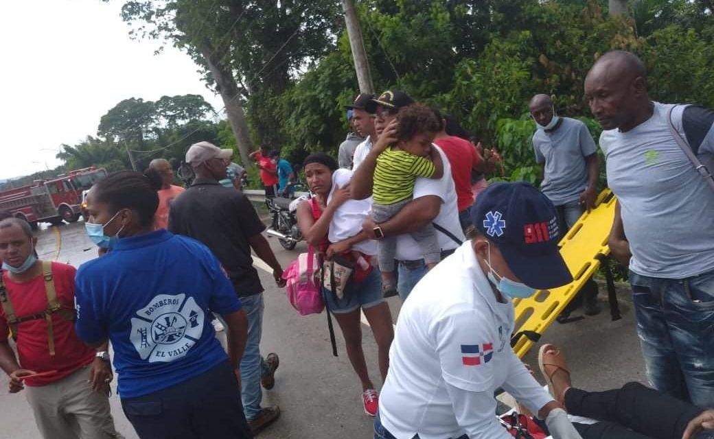 Once personas resultan heridas al volcarse un autobús en Sabana de la Mar