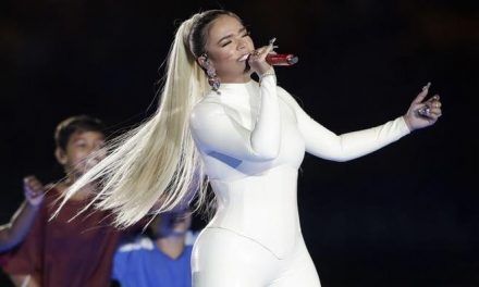 Apasionado beso de Karol G y bailarina deja a muchos «con la boca abierta»