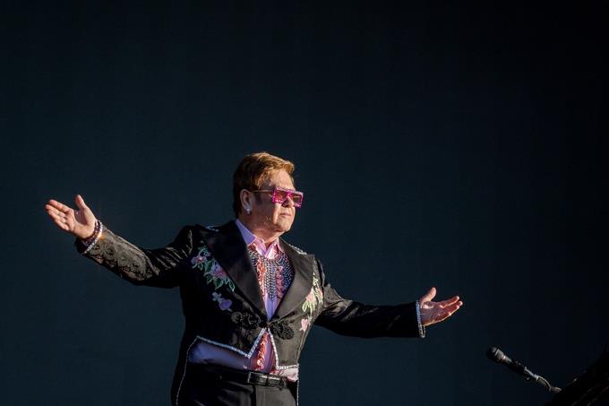 Elton John quiere seguir en el mundo de la música, pero rodeado de jóvenes